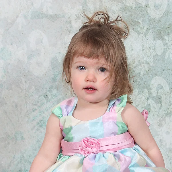 Όμορφο μικρό κορίτσι στο χαριτωμένο φόρεμα — Φωτογραφία Αρχείου