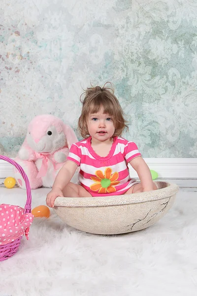 Hermosa niña sentada en la cesta — Foto de Stock
