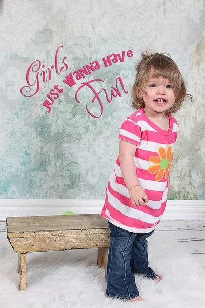 Niña con camisa a rayas rosa — Foto de Stock