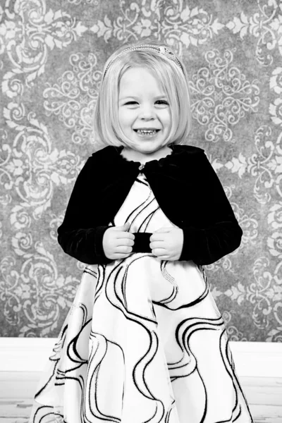 Schönes kleines Mädchen posiert im Studio — Stockfoto