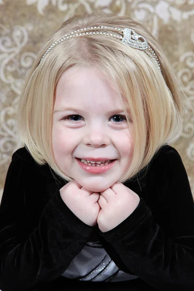 Mooi meisje poseren in studio — Stockfoto