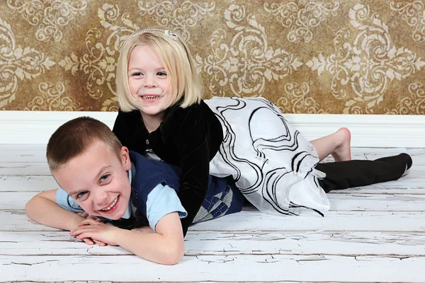 Ładny mały brat i siostra — Zdjęcie stockowe