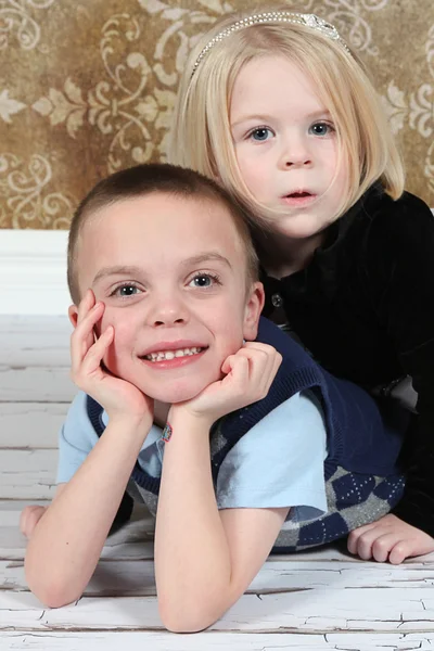 Bedårande lilla bror och syster — Stockfoto