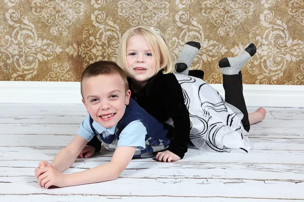 Roztomilý malý bratr a sestra — Stock fotografie