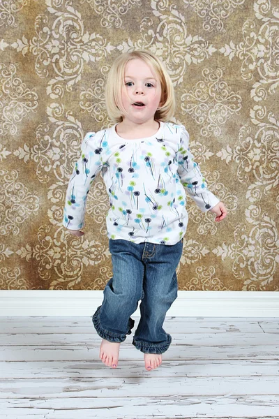 Hermosa niña posando en el estudio — Foto de Stock