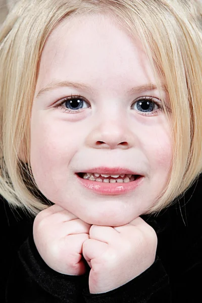 Mooi meisje poseren voor de camera — Stockfoto