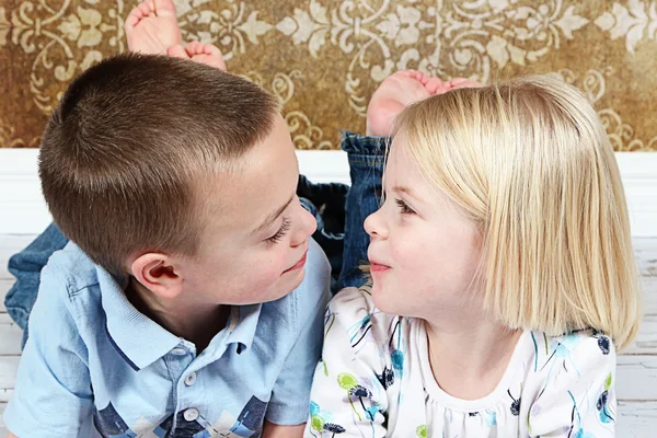 Schattige kleine broer en zus — Stockfoto