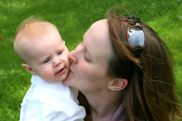 Mother and baby laying on grass — Stock Photo, Image