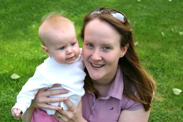 Mother and child outside — Stock Photo, Image