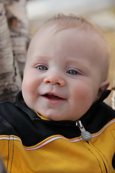 Schattige baby buiten in het voorjaar van — Stockfoto