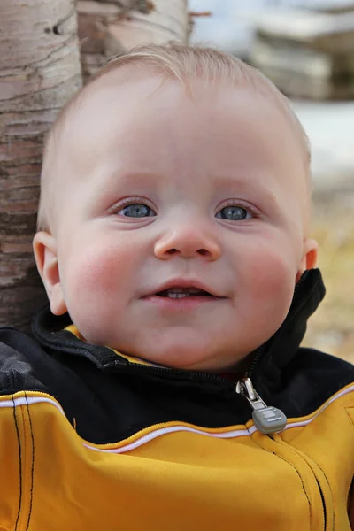 Schattige baby buiten in het voorjaar van — Stockfoto