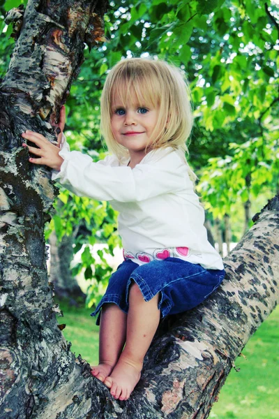 Kleines Mädchen auf Baum — Stockfoto