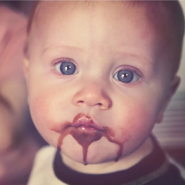 Dolce ragazzo mangiare gelato — Foto Stock