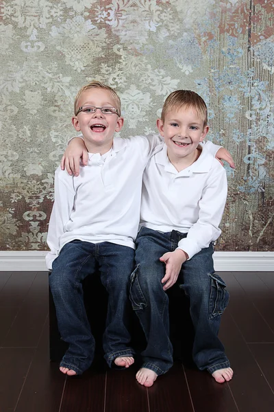 Små pojkar sitter i gamla tomma rum — Stockfoto