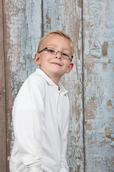 Niedlicher kleiner Junge posiert — Stockfoto