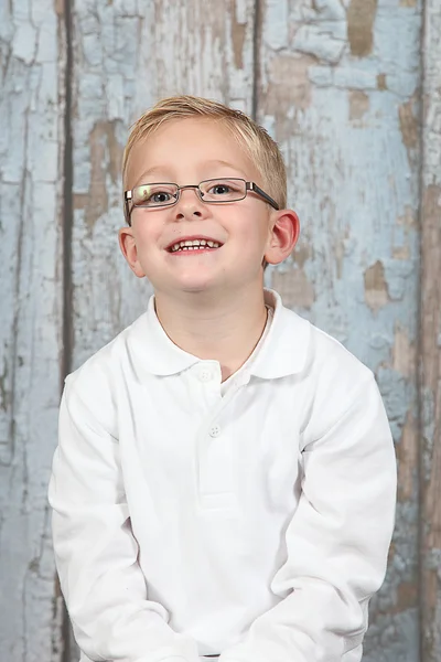 Niedlicher kleiner Junge posiert — Stockfoto