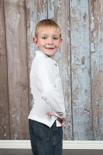 Niedlicher kleiner Junge posiert — Stockfoto