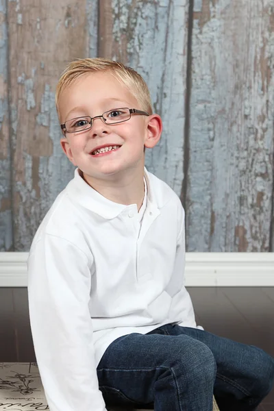 Kleiner Junge posiert im alten leeren Zimmer — Stockfoto