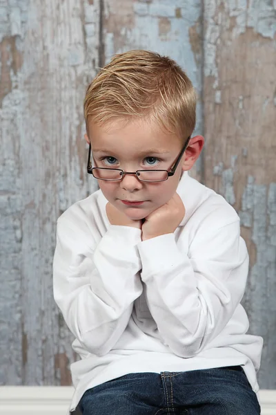 Menino posando no velho quarto vazio — Fotografia de Stock