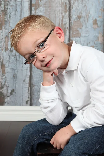 Menino posando no velho quarto vazio — Fotografia de Stock