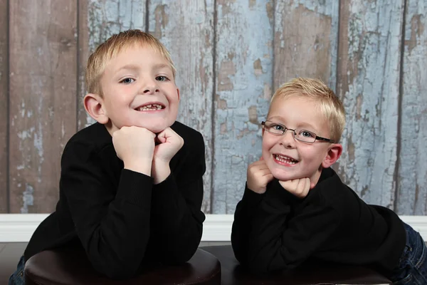 Dois meninos bonitos posando — Fotografia de Stock