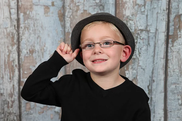 Menino bonito usando chapéu — Fotografia de Stock