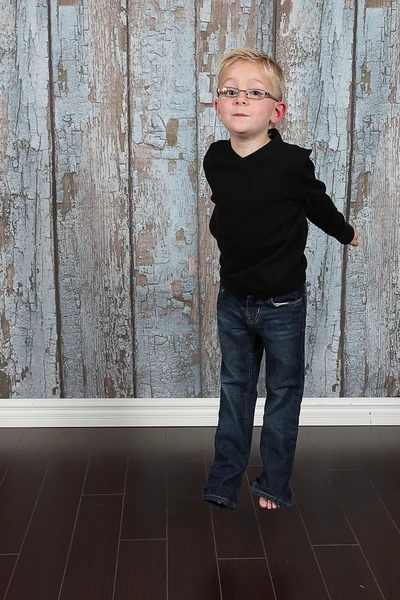 Pojke ha kul i gamla tomma rum — Stockfoto