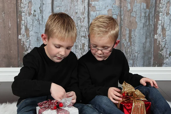 Два милых маленьких мальчика с подарками — стоковое фото