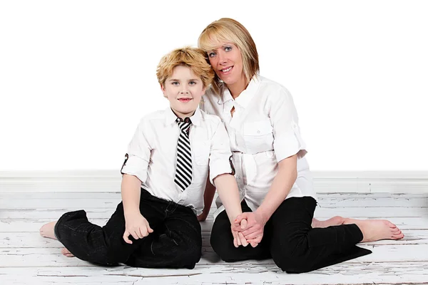 Boy and pregnant mother sitting on floor — Stock Photo, Image