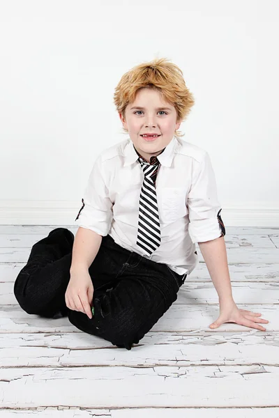Little boy sitting on floor — Stock Photo, Image