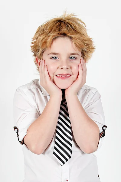 Niño posando en habitación vacía — Foto de Stock