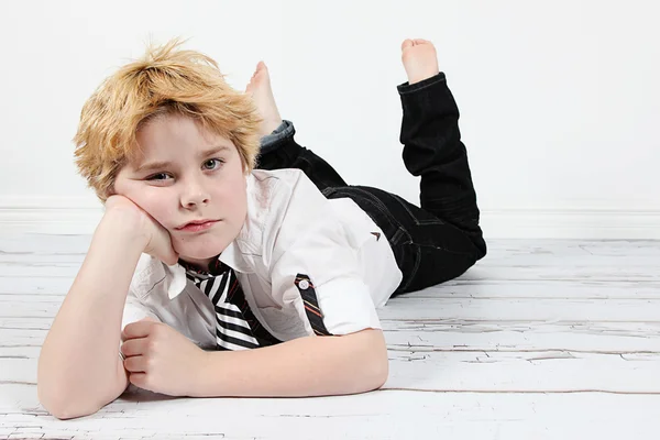 Kleiner Junge liegt auf dem Boden — Stockfoto