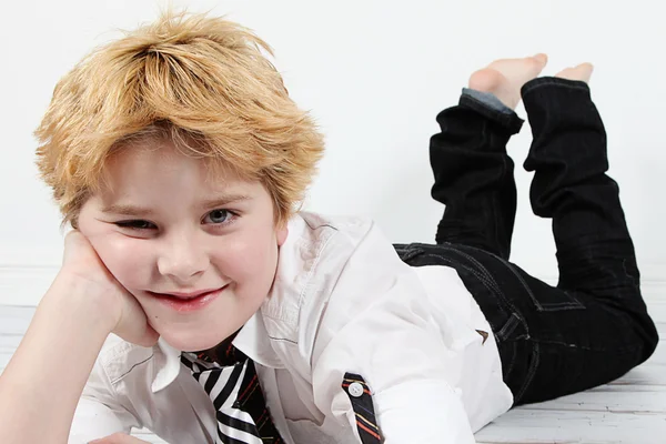 Little boy lying on floor — Stock Photo, Image