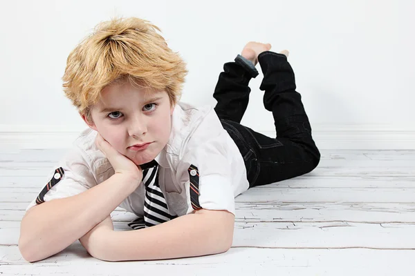 Kleiner Junge liegt auf dem Boden — Stockfoto