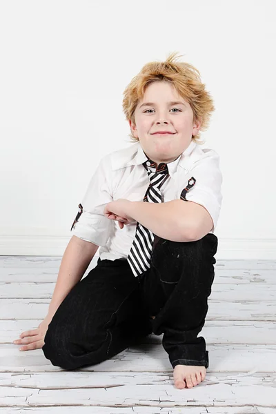 Little boy sitting on floor — Stock Photo, Image