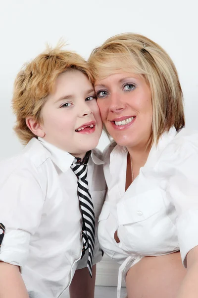 Маленький мальчик и мать позируют — стоковое фото