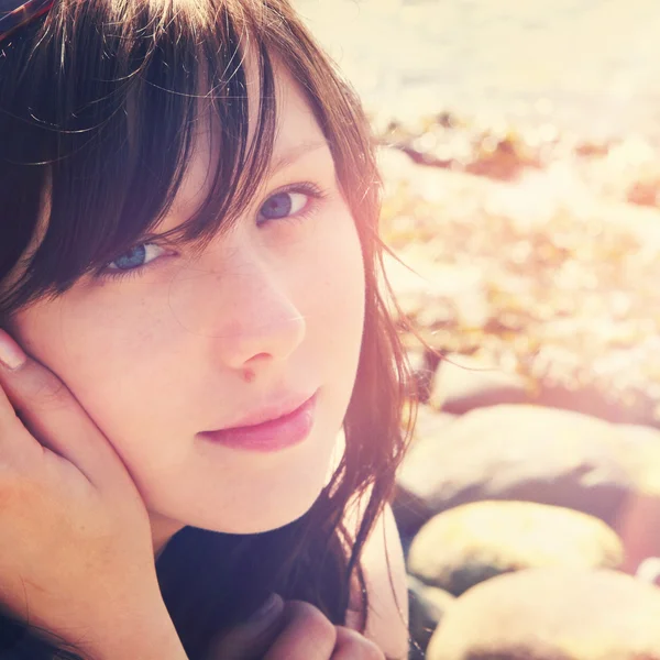 Beautiful young woman on rocks — Stock Photo, Image