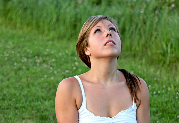 Attractive girl doing yoga outdoors — Stock Photo, Image