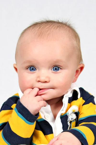 Aranyos kis baba fiú csíkos póló — Stock Fotó