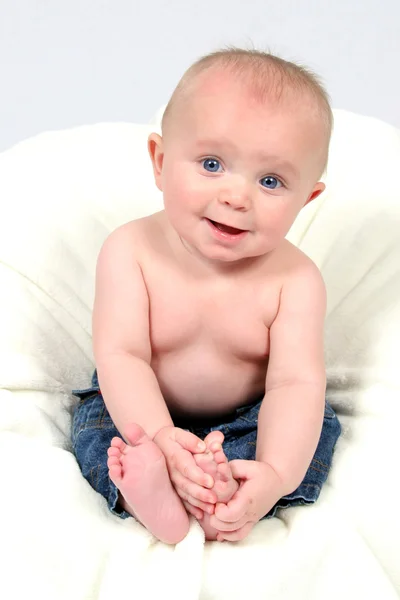 Niño vistiendo jeans — Foto de Stock