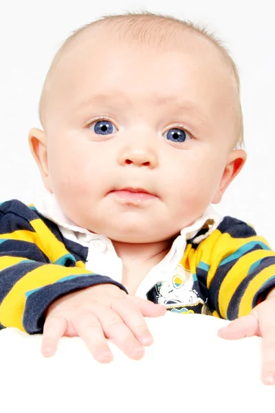 Niedlicher kleiner Junge im gestreiften Hemd — Stockfoto