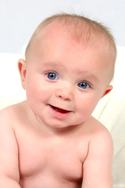 Kleine jongen met blauwe ogen — Stockfoto