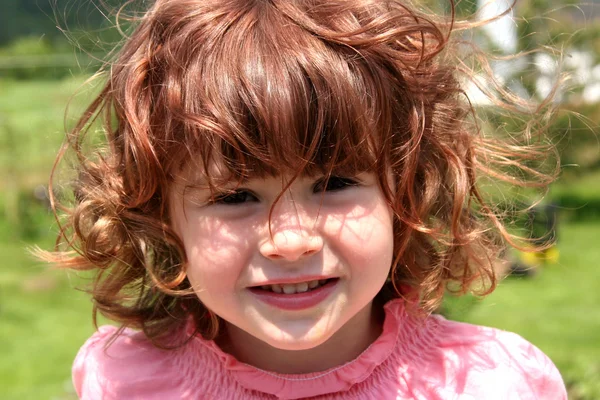 Bambina in abito rosa all'aperto — Foto Stock