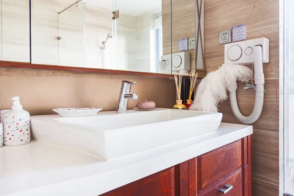 豪华的带有水龙头和水池的现代化浴室 — 图库照片