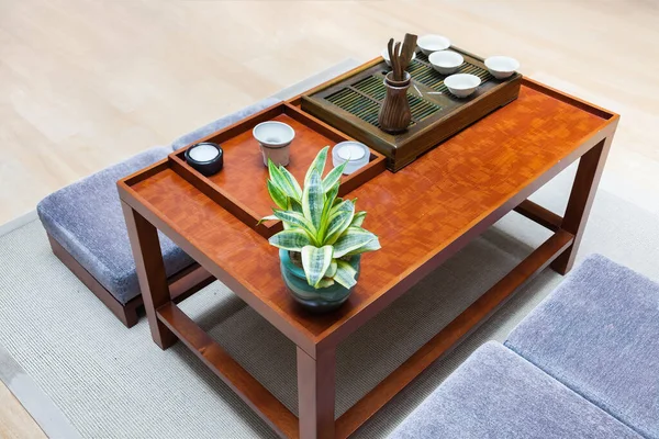 中国传统茶室木桌上的盆栽茶具 — 图库照片