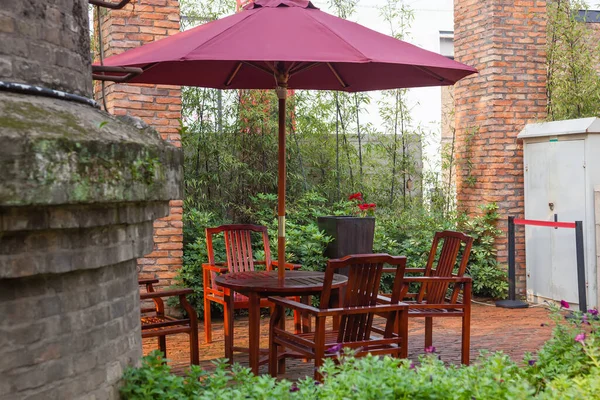 Zomerterras Met Tafels Houten Stoelen Onder Parasol Tuin Stockafbeelding