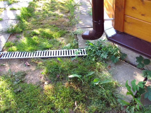 Дренажная решетка в саду Лицензионные Стоковые Фото