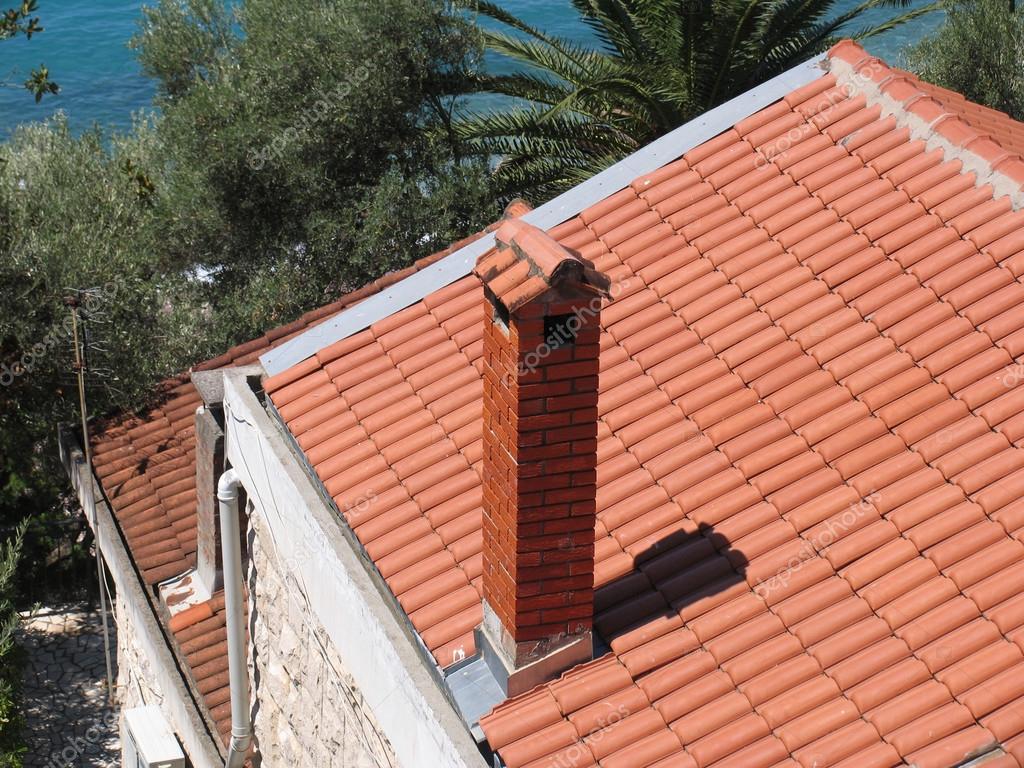 Gemauerten Schornstein auf Kosten des Hauses mit Ziegeldach ... Gemauerten Schornstein auf Kosten des Hauses mit Ziegeldach ...