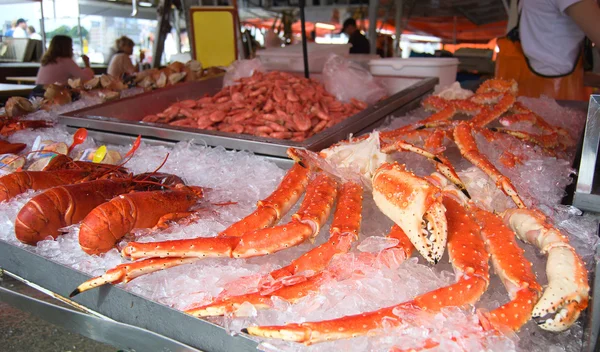 Lagostas deliciosas, caranguejos no mercado de peixe Imagens Royalty-Free