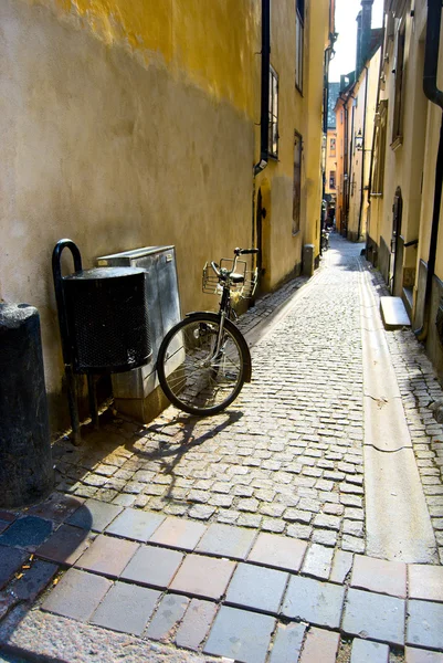 Geparkeerde fiets in smalle straat, Stockholm — Stockfoto